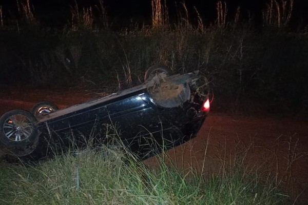 Motorista fica ferido após tentar desviar de porco espinho na MGC 352 e capotar veículo