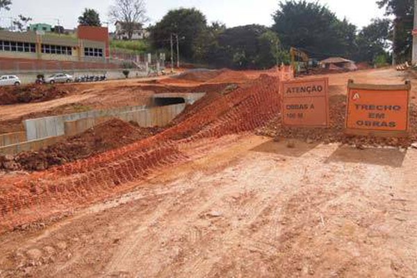 Com obras paradas, moradores temem acidentes na avenida Ivan Borges