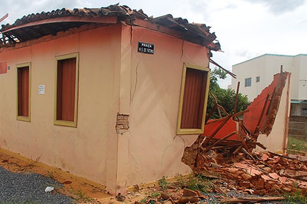 Casa centenária inventariada pelo Patrimônio Histórico desaba e órgãos avaliam situação