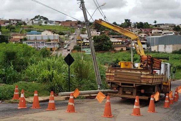 Caminhão volta de ré na subida da rua Vereador João Pacheco, quebra poste e vai embora