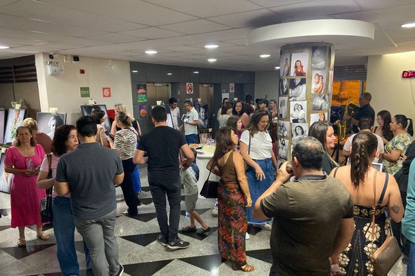 Exposição reúne histórias de inspiração e coragem de pacientes com câncer de mama, em Patos de Minas