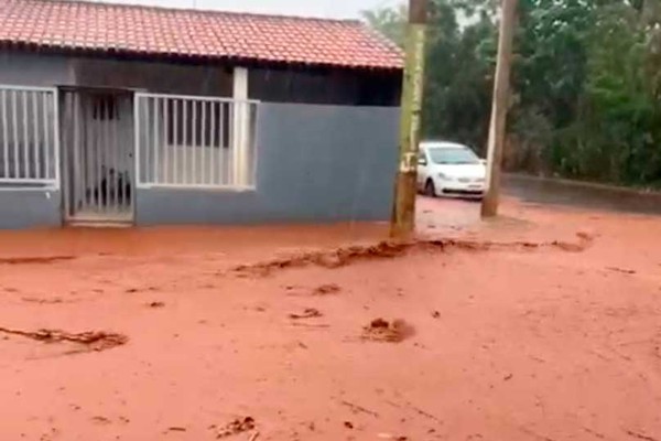 Moradores têm casas invadidas por lama que escorre da Mata do Catingueiro e cobram providências