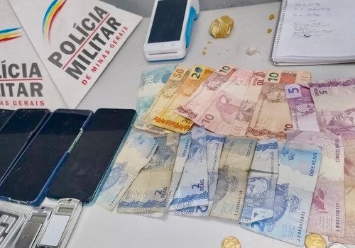 Ação da PM flagra tráfico de drogas e termina com prisões e apreensão de adolescente, em Patos de Minas