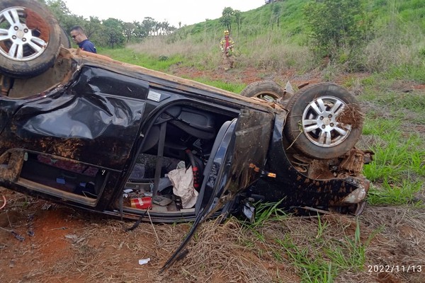 Motorista provoca acidente e capota veículo tentando fugir na BR-365