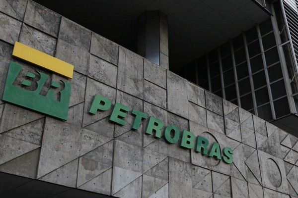 Petrobras bate recorde de produção de gasolina e diesel S10 em junho