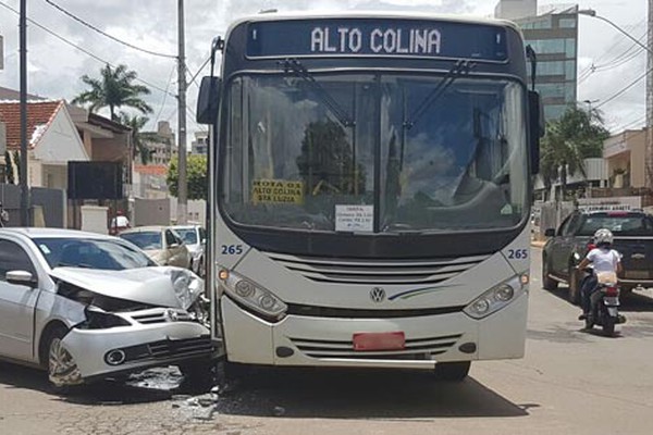 Motorista bate em ônibus após avanço de sinal vermelho e passageira e bebê ficam feridos