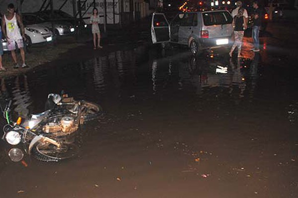 Motociclista fica ferida ao avançar sinal e ser atingida por carro no centro de Patos de Minas