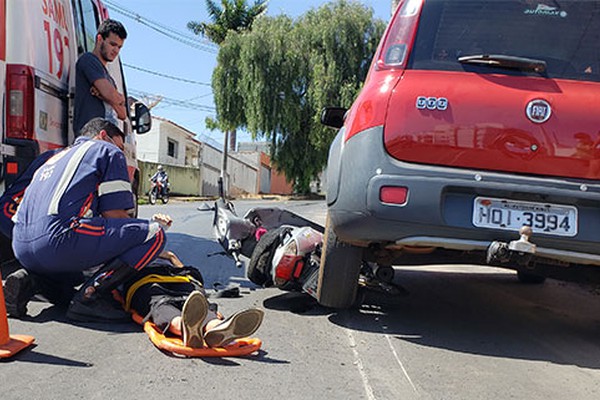 Mulher fica ferida ao ser arrastada por cerca de 20 metros em acidente em Patos de Minas