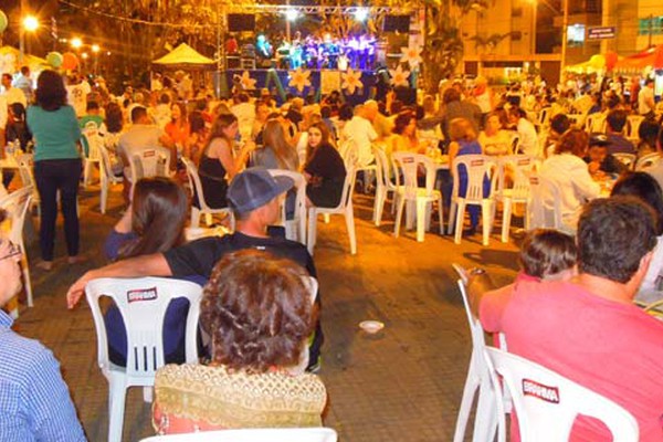 Feira da Bondade anima o final de semana dos patenses e arrecada fundos para a Apae