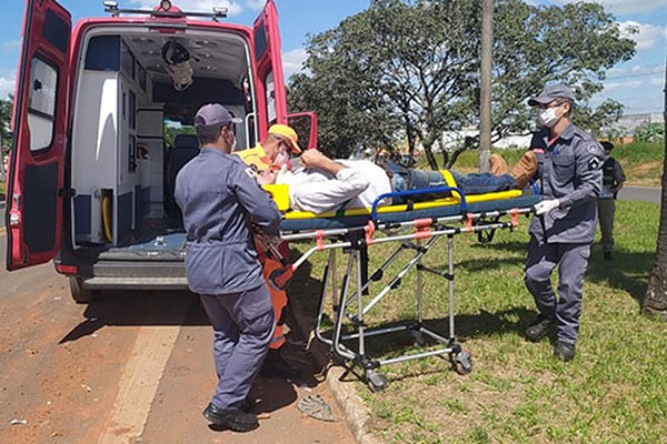 Motorista fica ferido após atingir carro que atravessava a pista central da Avenida JK  