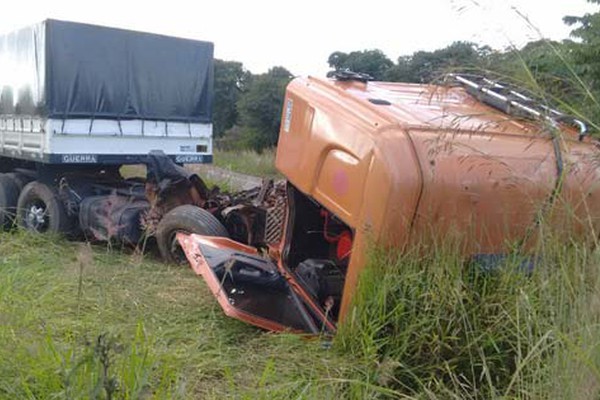 Motorista morre na BR 354 após carreta descarregada sair da pista e bater em barranco