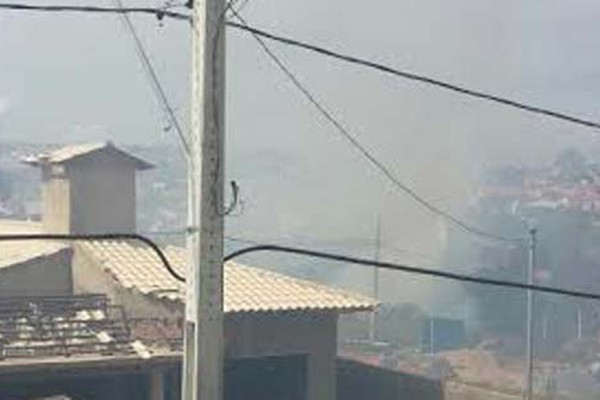 Queimadas em lotes vagos poluem o ambiente e causam transtorno para moradores