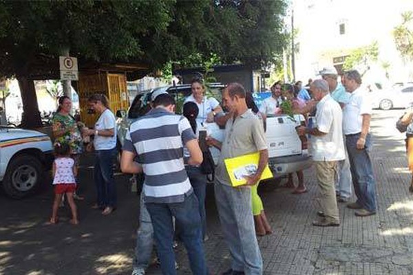 Em dia de sol quente, entidades fazem blitz para lembrar Dia Mundial da Água