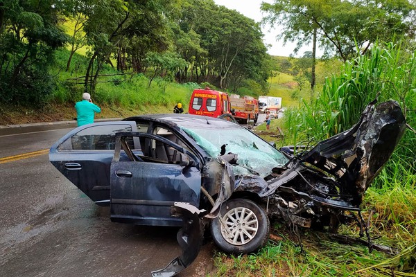 Veículos batem de frente em grave acidente na MGC 354 e deixa feridos em Patos de Minas