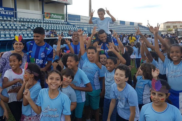 Estudantes de escolas públicas movimentam o treino da URT e reforçam apoio aos jogadores