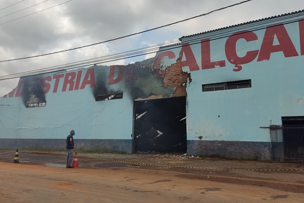 Bombeiros trabalham há mais de 24 horas para acabar com incêndio em indústria de calçados