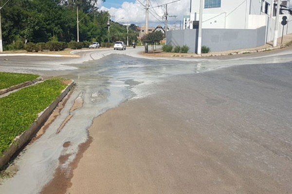 Construtores continuam causando sujeira e secretaria de obras alerta sobre multas 