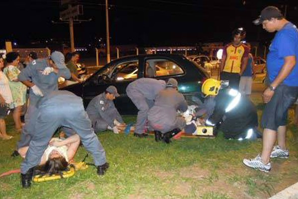 Motorista avança parada e três pessoas ficam feridas em acidente na J.K