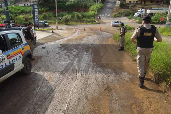 Caminhões despejam barro em avenida e causam grande transtorno em Patos de Minas