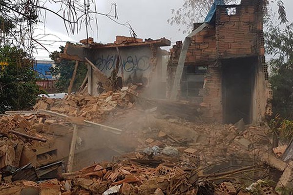 Casa tomada por usuários de drogas bem no centro de Patos de Minas começa a ser demolida