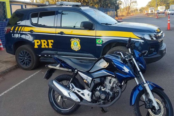 Motocicleta furtada há duas semanas em São Paulo é recuperada pela PRF, na BR365