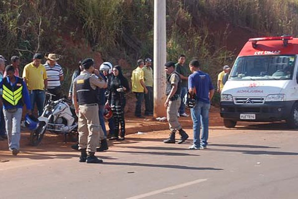 Motociclista perde o controle na Fátima Porto, bate em poste e duas pessoas ficam feridas