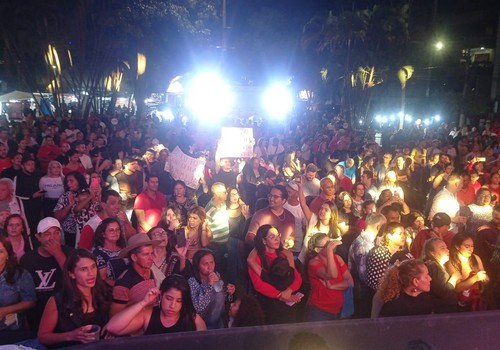 Às 20h25, público já lota Praça do Fórum e Fenapraça promete recorde de público neste sábado; veja ao vivo