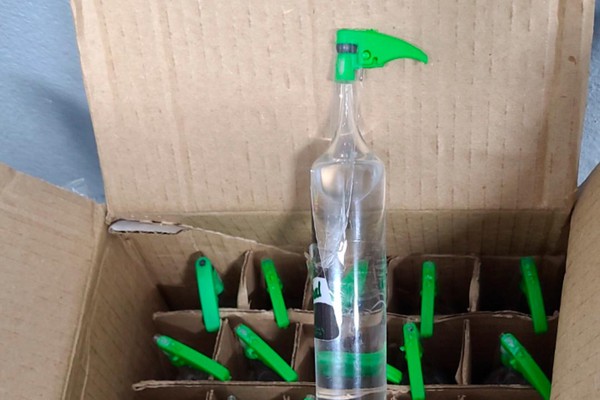 Policiais surpreendem homem saindo de casa e ele acaba preso com dezenas de frascos de lança-perfume e revólver carregado