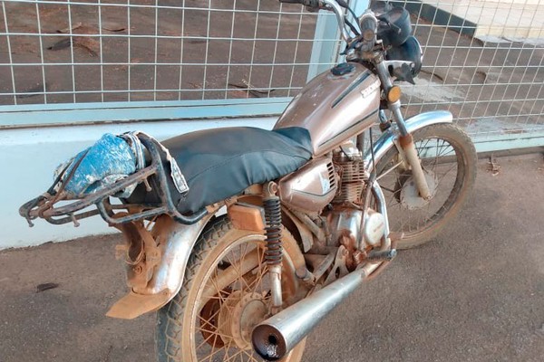 Homem é flagrado em moto sem placa e com chassi raspado e acaba preso por receptação em Carmo do Paranaíba