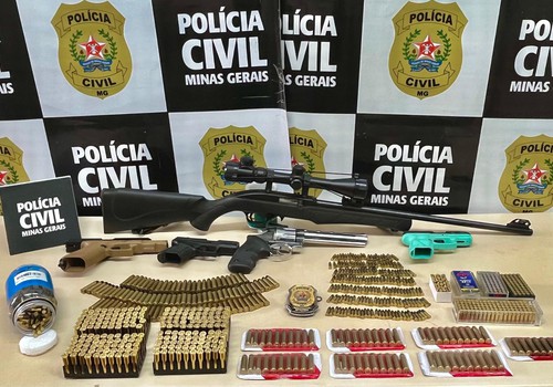 PC prende 2 homens e 1 mulher com 5 armas de fogo e mais de 1200 munições em MG