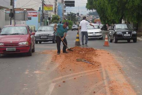 Transportadores de entulho desrespeitam o Código de Postura e sujam a cidade