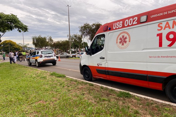 Motociclista fica ferido após bater em carro que avançou parada na avenida JK