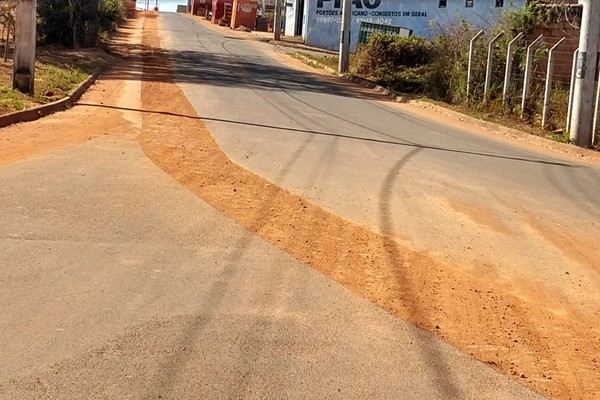 Moradores reclamam de obra inacabada causando transtornos em Patos de Minas