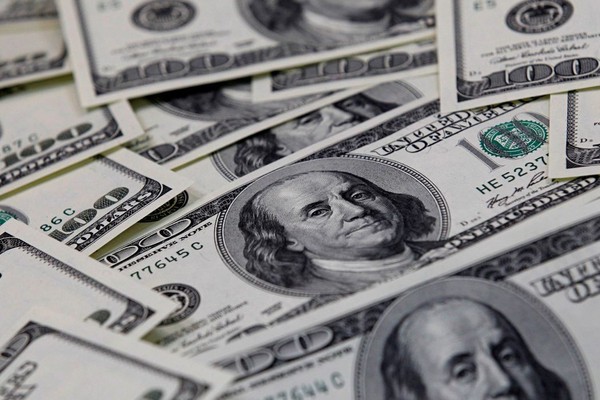 Dólar fecha abaixo de R$ 5 pela primeira vez em dez meses