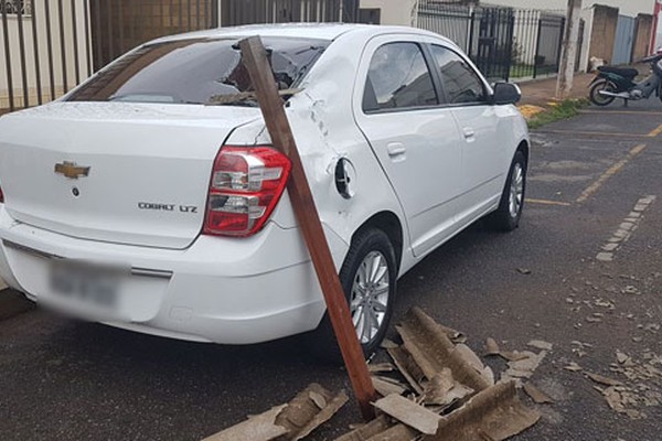 Temporal faz parte de telhado de construção ir parar sobre carro no Centro de Patos de Minas