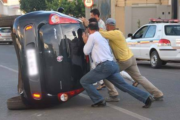 Motorista bate em dois veículos parados e carro para tombado na Doutor Marcolino