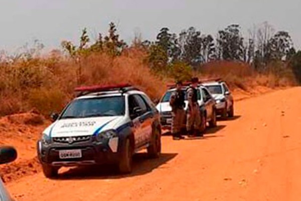 Trio acaba preso após roubar arma, celulares, joias, dinheiro e Hilux em fazenda de Patos de Minas