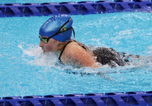 Esthefany Rodrigues faz melhor tempo da vida e fecha 50m borboleta como 7ª do mundo