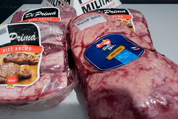 Mulher é presa ao tentar sair de hipermercado em Patos de Minas com mochila cheia de carnes