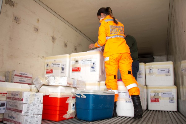 Patos de Minas recebe mais de 6 mil doses em nova remessa de vacinas contra a Covid-19