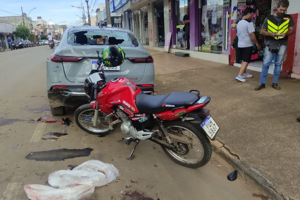 Motociclista fica gravemente ferido ao tentar desviar de veículo que fazia conversão e bater em carro estacionado