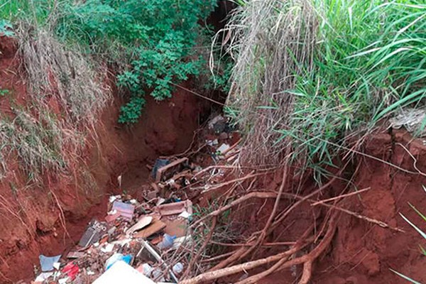 Voçoroca gigantesca próxima ao bairro Sebastião Amorim preocupa órgãos ambientais 