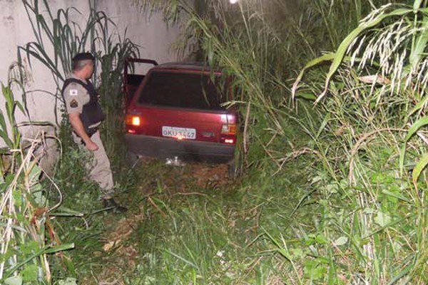 Criminosos fogem deixando veiculo, revólver, pistola 9mm e telefone celular para trás