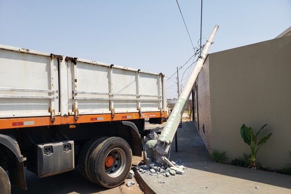 Carreta quebra poste de iluminação em avenida do bairro Campos Elísios e interdita o trânsito