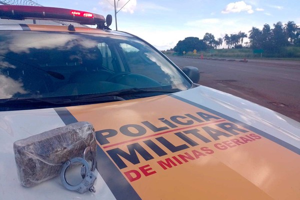 Passageiro de ônibus intermunicipal é preso com barra de maconha na mochila em Patos de Minas