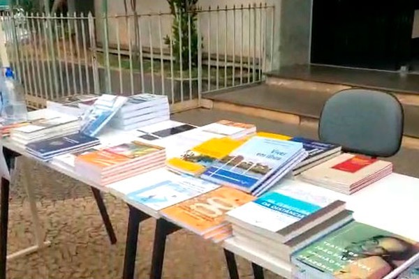 Com banca na avenida Getúlio Vargas, UFU distribui livros gratuitos para os patenses