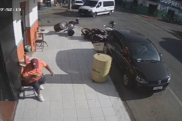 Vídeo mostra acidente que deixou motociclista de 20 anos com fratura exposta, em Patos de Minas