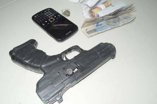 Adolescente, suspeito de vender droga, é apreendido com réplica de pistola