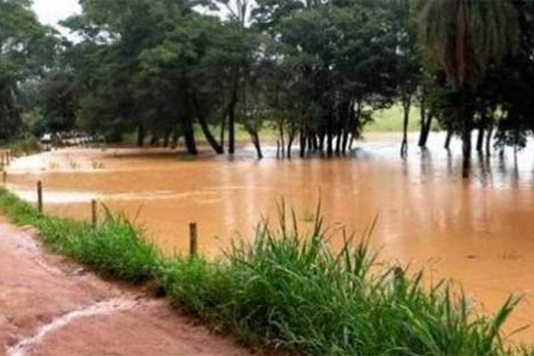 Água do Rio Paranaíba transborda em ponte que liga Carmo a Serra do Salitre