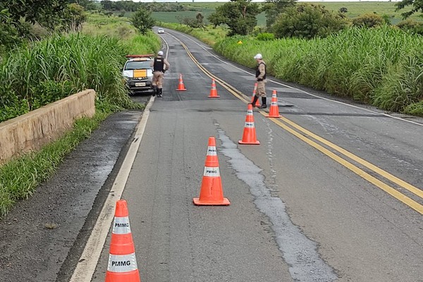 Polícia identifica risco de desabamento e sinaliza MG 187, em Serra do Salitre